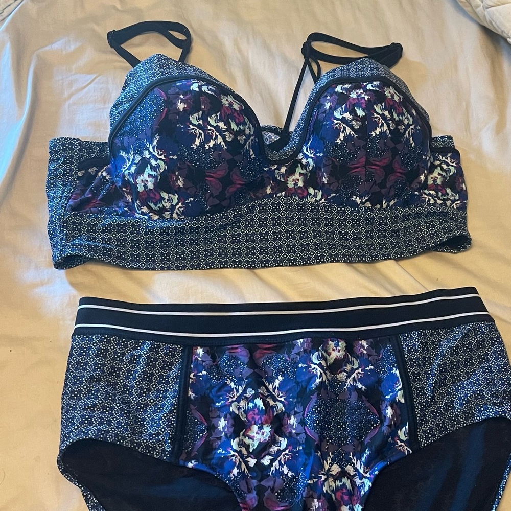 Perfect patterned swim suit top size 44d bottoms size 16